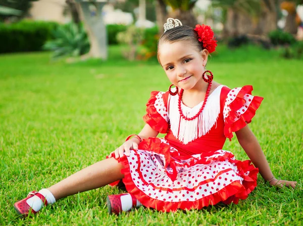 Meisje in jurk met de traditionele aard — Stockfoto