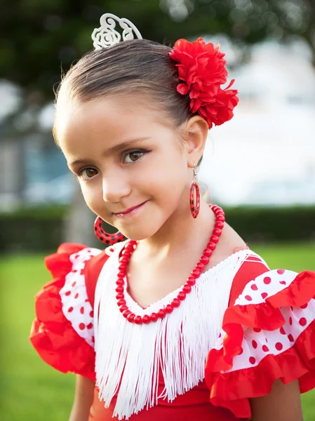Retrato de una niña en un vestido con su naturaleza tradicional — Foto de Stock