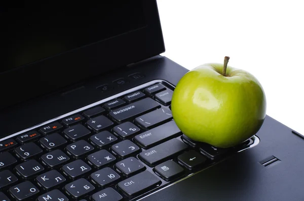 Äpple på laptop tangentbord — Stockfoto