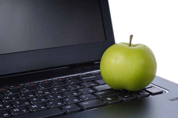 Jabłko na klawiaturze laptopa — Zdjęcie stockowe