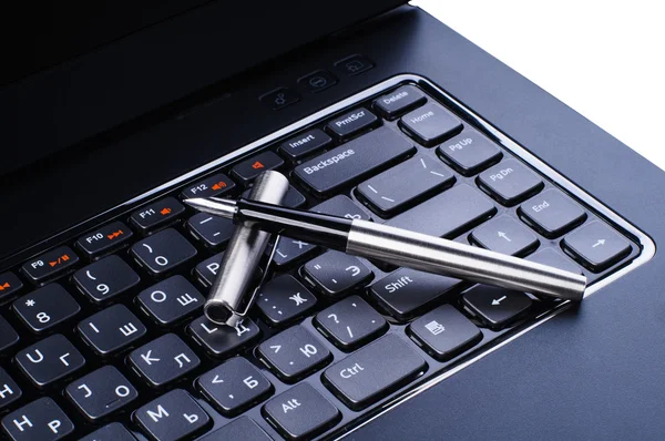 笔记本电脑键盘上的钢笔 — 图库照片