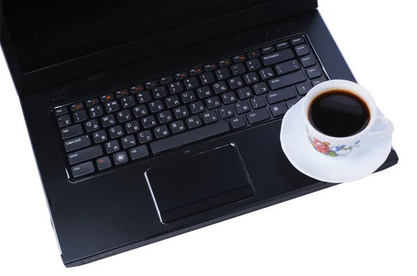 Una taza de café en el teclado del ordenador portátil — Foto de Stock