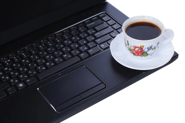 En kopp kaffe på laptop tangentbord — Stockfoto