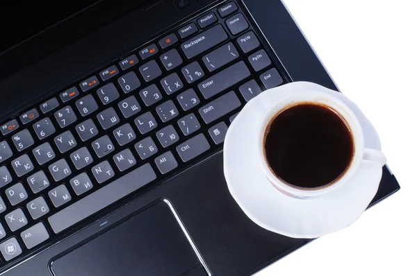 Uma xícara de café no teclado do laptop — Fotografia de Stock