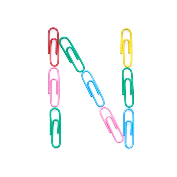 Буква N, сделанная с клипами — стоковое фото