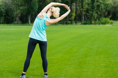 genç bir kadın fitness açık yapıyor