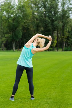 genç bir kadın fitness açık yapıyor