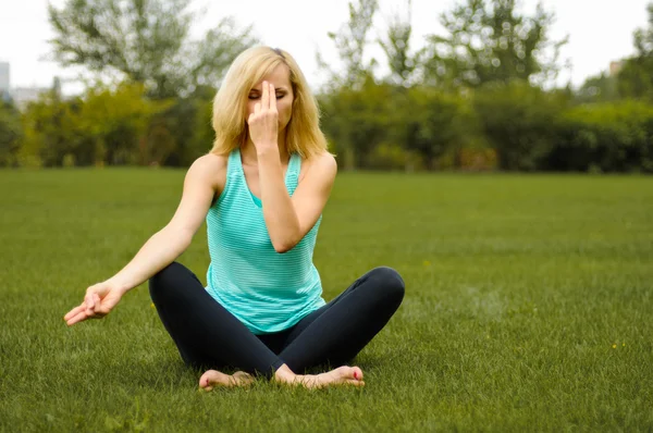 Ung flicka gör yoga utomhus — Stockfoto