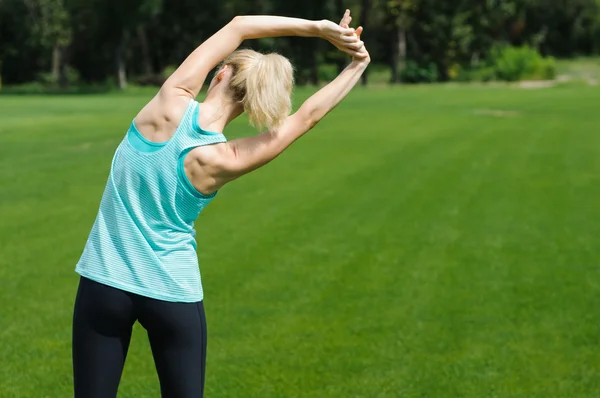 Young woman doing fitness outdoor — Stock Photo, Image
