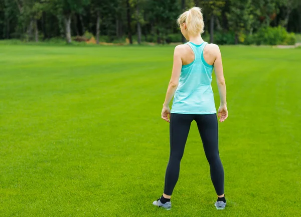 Young woman doing fitness outdoor — Stock Photo, Image