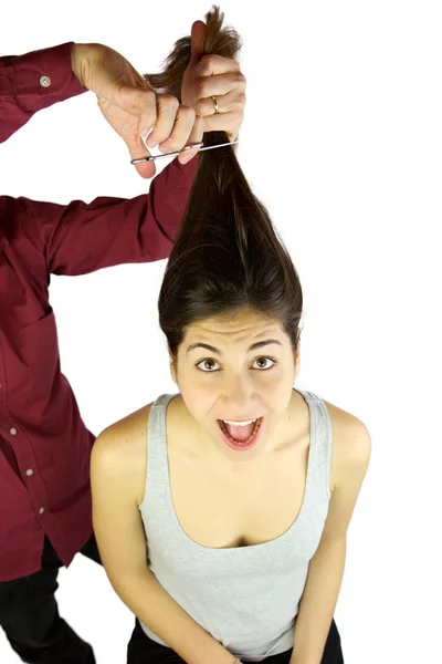 Lány sikoltozik a szerzés a hosszú haj fodrász által vágott — Stock Fotó