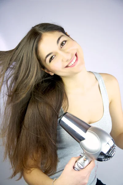 Menina feliz secando seu cabelo longo — Fotografia de Stock