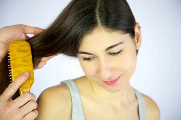 Довге волосся жіночої моделі чиститься — стокове фото