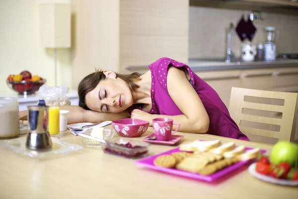 Nő a konyhaasztalon, reggeli közben alszik — Stock Fotó