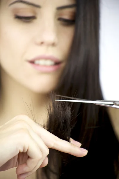 Closeup μαλλιά κοπής ψαλίδι με όμορφη γυναίκα ψάχνει — Φωτογραφία Αρχείου