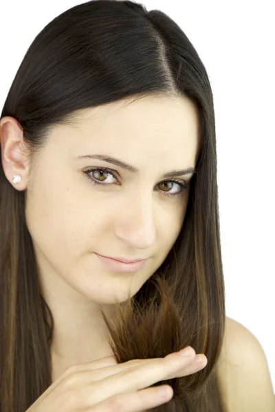 Mladá žena ukazuje smutný špatné vlasy s roztřepenými konečky — Stock fotografie