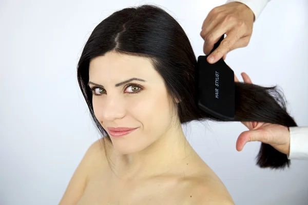 Schöne Frau bekommt Haare gebürstet — Stockfoto