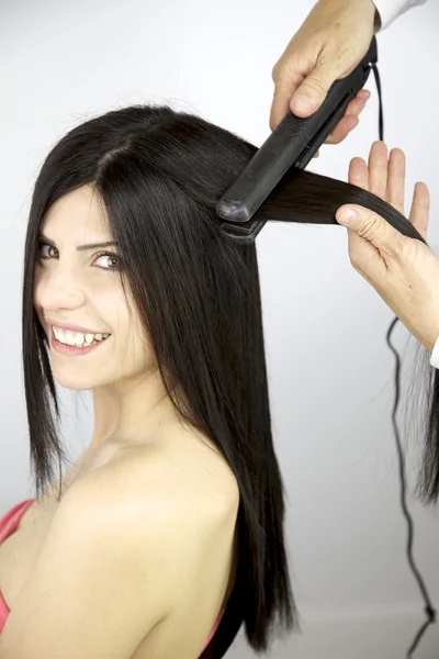 Γυναικείο πρότυπο που να πάρει μακριά μαλλιά σιδερώνονται — Φωτογραφία Αρχείου