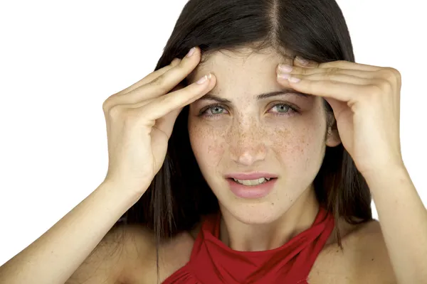Junge Frau hält sich wegen Kopfschmerzen am Kopf — Stockfoto