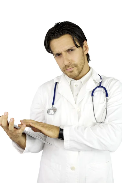 Médico serio que trabaja con tabletas buscando — Foto de Stock