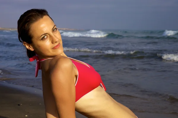 Schöne schlanke Frau posiert am Strand vor dem Meer — Stockfoto