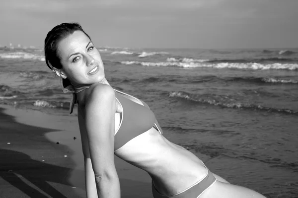 Mujer hermosa en la playa blanco y negro — Stok fotoğraf