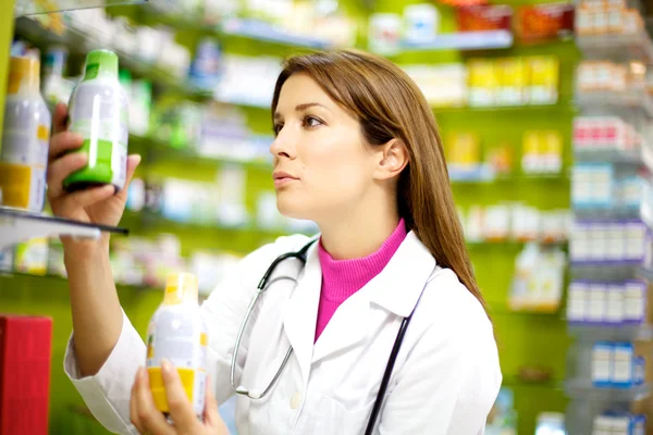 Женщина-врач, работающая в аптеке — стоковое фото