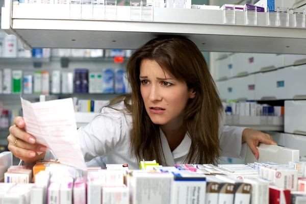 Kvinna arbete apotek — Stockfoto