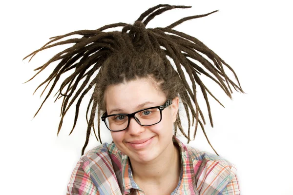 Wanita muda dengan rambut gimbal memakai kacamata — Stok Foto