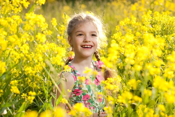 Sevimli küçük kız — Stok fotoğraf