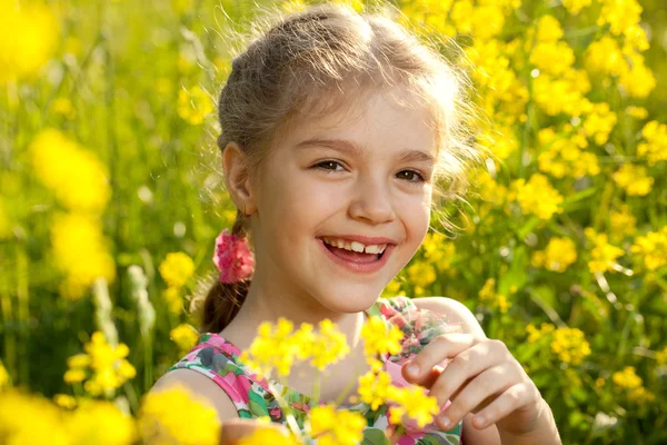 Χαρούμενο κορίτσι σε ένα ελαφρύ φόρεμα — Φωτογραφία Αρχείου