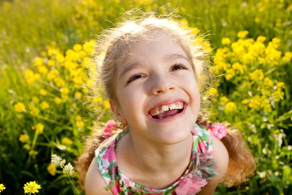 Porträtt av en glad liten flicka — Stockfoto