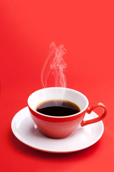 Copo vermelho com café quente — Fotografia de Stock