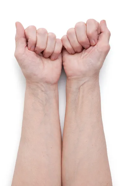 Händerna på en äldre man, under en knytnäve — Stockfoto