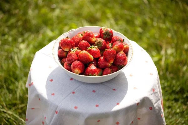 stock image Large plate of ripe red strawberries