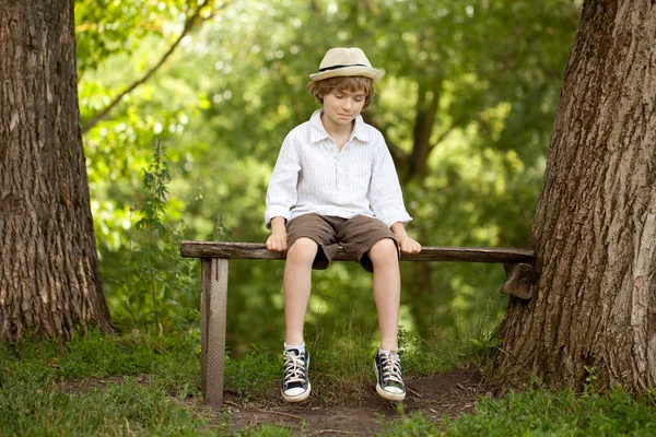 Rapaz de cabelo liso de chapéu, camisa, calções — Fotografia de Stock