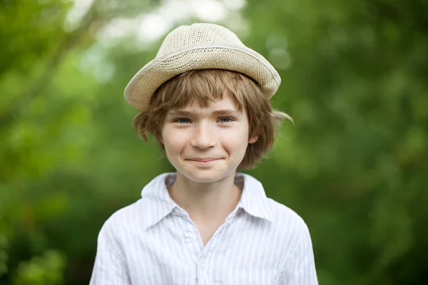 Χαμογελώντας ξανθό αγόρι σε ένα καπέλο — Φωτογραφία Αρχείου
