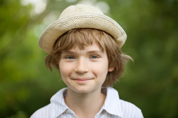 Chłopiec w pasiastą koszulę kapelusz pleciony — Zdjęcie stockowe