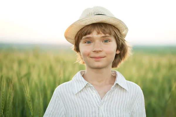 Băiat fericit în pălărie printre câmpul de grâu — Fotografie, imagine de stoc