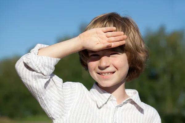 어린 소년 태양에서 그의 손을 닫습니다. — 스톡 사진