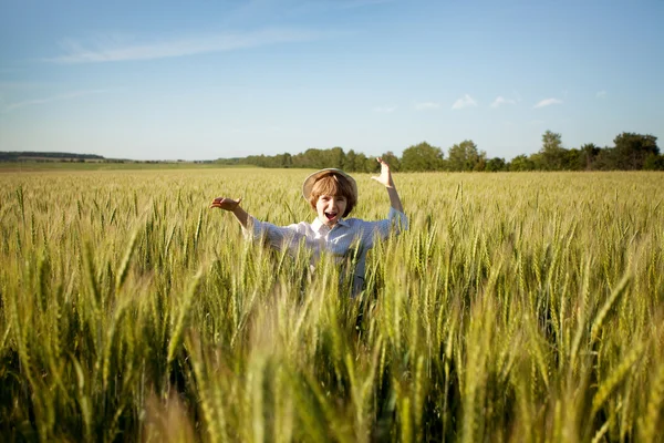 Rapaz feliz corre — Fotografia de Stock