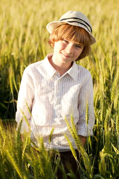 帽子をかぶっての少年は立っています。 — ストック写真