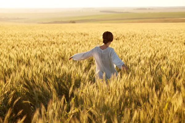 Frau in einem Weizenfeld — Stockfoto