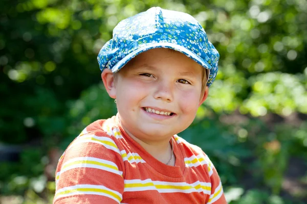 Χαρούμενα αγόρι σε ένα καπάκι — Φωτογραφία Αρχείου