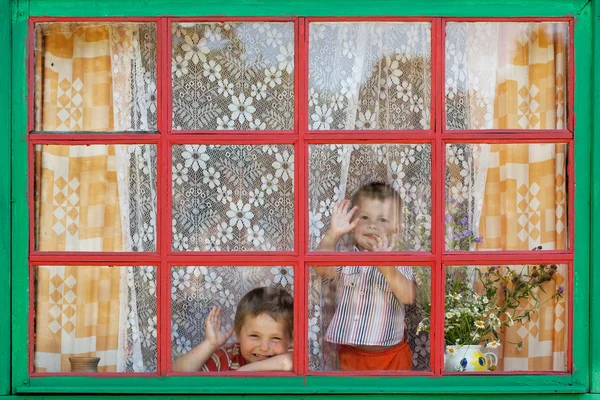 Twee jongens zitten door het venster — Stockfoto