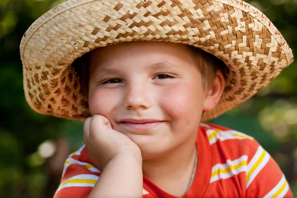 Rapaz de chapéu de palha — Fotografia de Stock