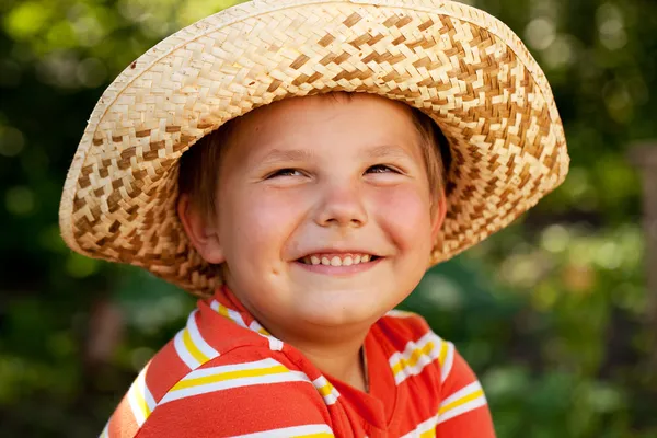Rapaz sorridente de chapéu — Fotografia de Stock