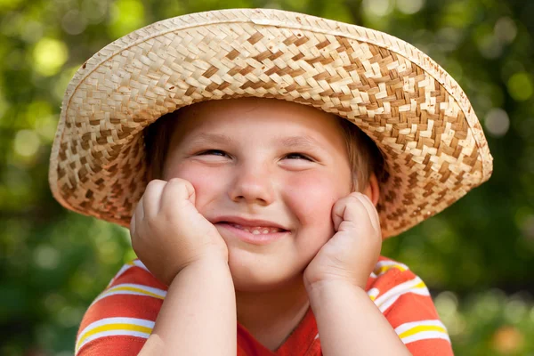 Αγόρι σε ένα ψάθινο καπέλο — Φωτογραφία Αρχείου