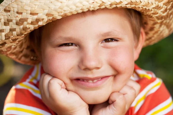 Rapaz de olhos castanhos com um chapéu de vime e camisa — Fotografia de Stock
