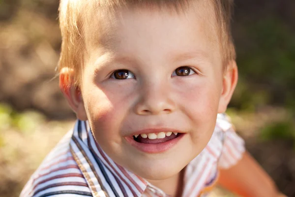 Portret dziecka brązowych oczach — Zdjęcie stockowe
